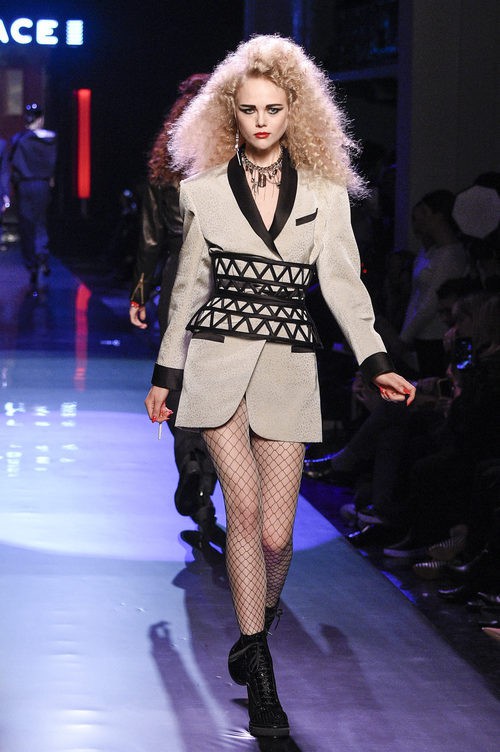 Americana de ante en crudo con fajín de Jean Paul Gaultier en la Semana de la Alta Costura de París presentando la temporada primavera/verano 2016