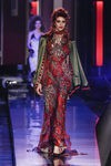 Vestido de tul rojo con estampado vegetal con chaqueta de terciopelo de Jean Paul Gaultier en la Semana de la Alta Costura de París presentando la temporad