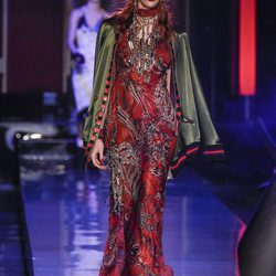Vestido de tul rojo con estampado vegetal con chaqueta de terciopelo de Jean Paul Gaultier en la Semana de la Alta Costura de París presentando la temporad