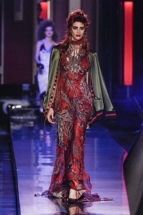 Vestido de tul rojo con estampado vegetal con chaqueta de terciopelo de Jean Paul Gaultier en la Semana de la Alta Costura de París presentando la temporad