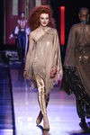 Túnica asimétrica en brilli brilli y leggins dorados de Jean Paul Gaultier en la Semana de la Alta Costura de París presentando la temporada primavera/vera
