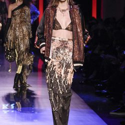 Falda con estampado abstracto, bikini de lúrex y bomber efecto brilli brilli de Jean Paul Gaultier en la Semana de la Alta Costura de París presentando la 