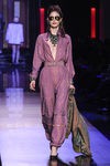 Mono rosa de efecto brilli brili con cremalleras de Jean Paul Gaultier en la Semana de la Alta Costura de París presentando la temporada primavera/verano 2