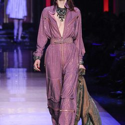 Mono rosa de efecto brilli brili con cremalleras de Jean Paul Gaultier en la Semana de la Alta Costura de París presentando la temporada primavera/verano 2