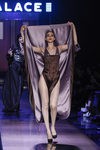 Conjunto psicodélico de seda efecto body de Jean Paul Gaultier en la Semana de la Alta Costura de París presentando la temporada primavera/verano 2016