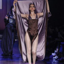 Conjunto psicodélico de seda efecto body de Jean Paul Gaultier en la Semana de la Alta Costura de París presentando la temporada primavera/verano 2016