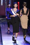 Falda y americana negra con líneas y casquete azul eléctrico de Jean Paul Gaultier en la Semana de la Alta Costura de París presentando la temporada primav