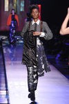 Taje de estampado abstracto con corbata y tirantes de strass de Jean Paul Gaultier en la Semana de la