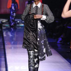 Taje de estampado abstracto con corbata y tirantes de strass de Jean Paul Gaultier en la Semana de la