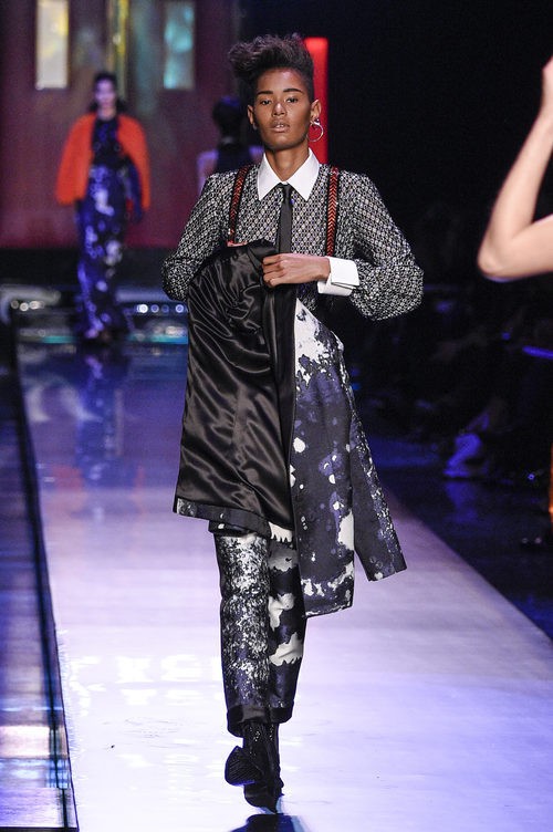 Taje de estampado abstracto con corbata y tirantes de strass de Jean Paul Gaultier en la Semana de la