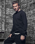 David Beckham con jersey negro y pantalón de deporte de la colección 'David Beckham Bodywear' 