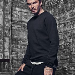 David Beckham con jersey negro y pantalón de deporte de la colección 'David Beckham Bodywear' 