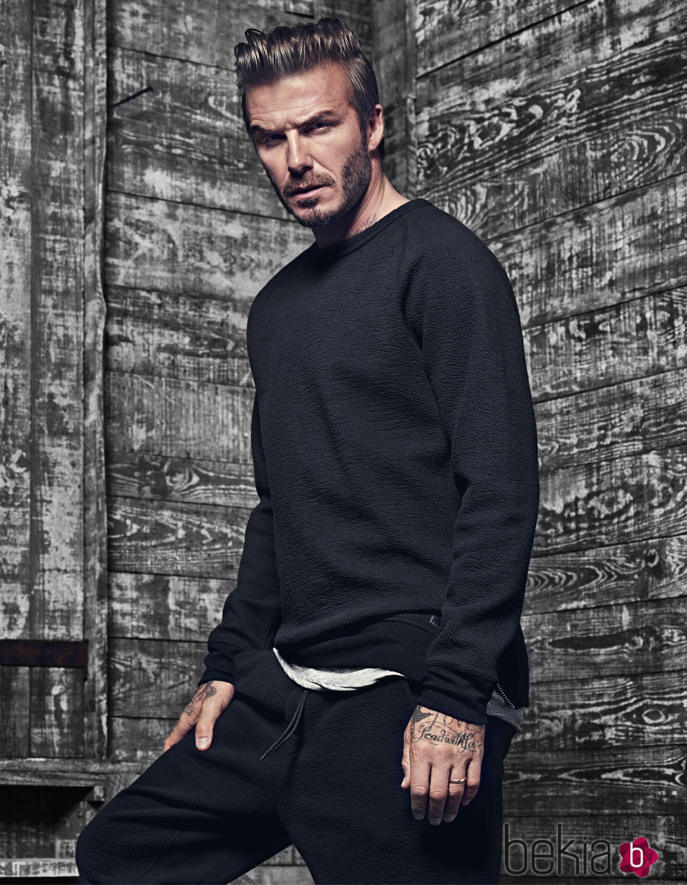 David Beckham con jersey negro y pantalón de deporte de la colección 'David Beckham Bodywear' 