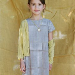 Vestido midi gris con estampado geométrico y rebeca amarilla de Nice Things Mini