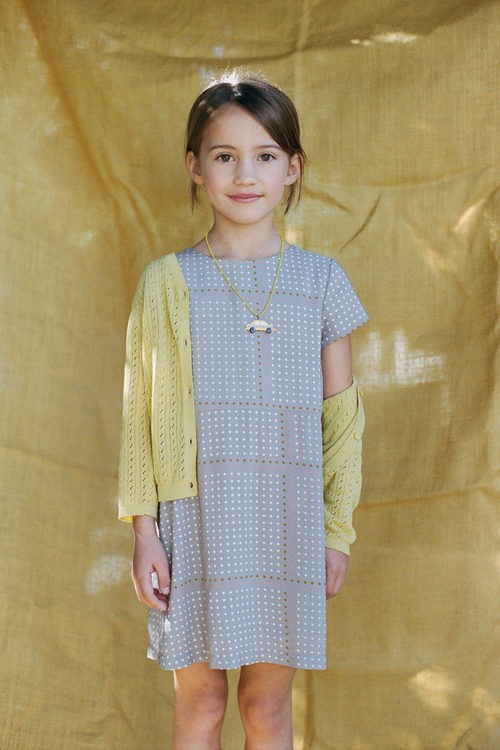 Vestido midi gris con estampado geométrico y rebeca amarilla de Nice Things Mini