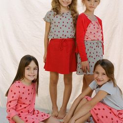 Conjuntos en gris y rojo estampados con mariquitas de Nice Things Mini