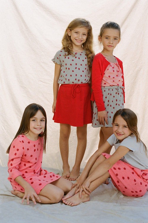 Conjuntos en gris y rojo estampados con mariquitas de Nice Things Mini