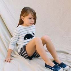 Jersey con dibujo de ballena estampada y pantalones cortos de Nice Things Mini