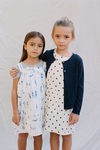 Vestidos estampados en relieves de personas y topos de Nice Things Mini