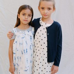 Vestidos estampados en relieves de personas y topos de Nice Things Mini