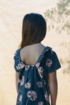 Detalle vestido midi en azul marino con estampado floral de Nice Things Mini