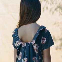 Detalle vestido midi en azul marino con estampado floral de Nice Things Mini