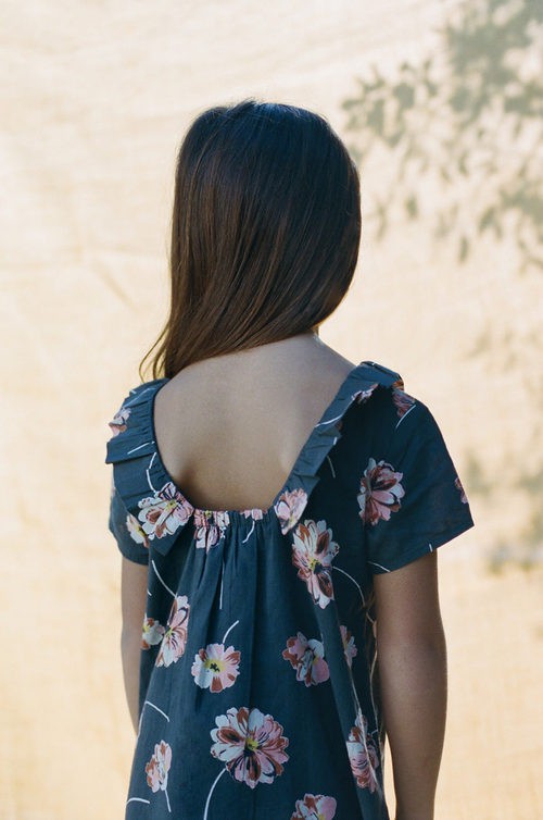 Detalle vestido midi en azul marino con estampado floral de Nice Things Mini