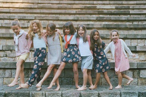 Conjuntos blancos y azul marino con estampados florales de Nice Things Mini