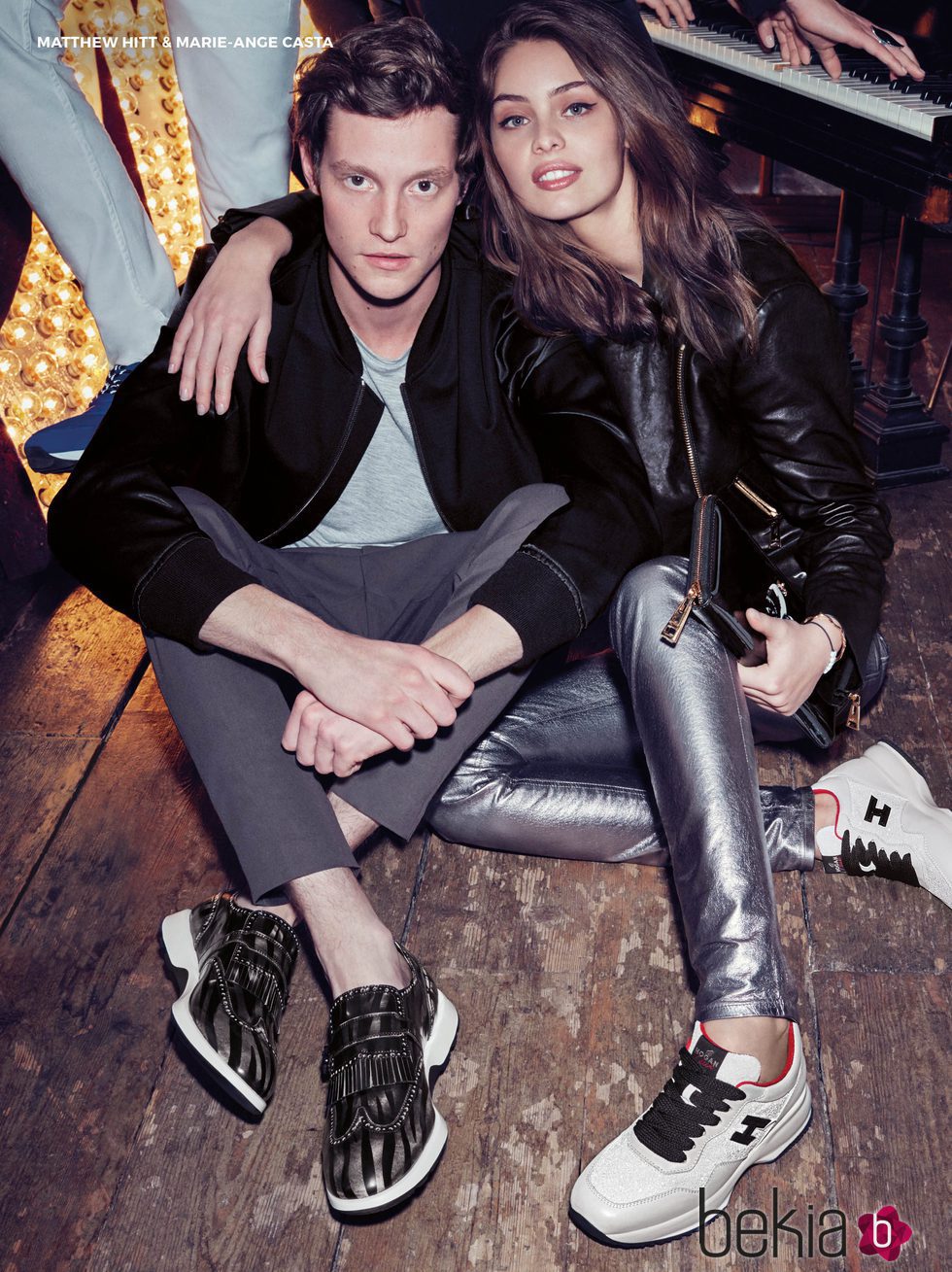 Marie-Ange Casta con conjunto lúrex plateado y perfecto de cuero junto a Matthwe Hitt con bomber y mocasines de Hogan