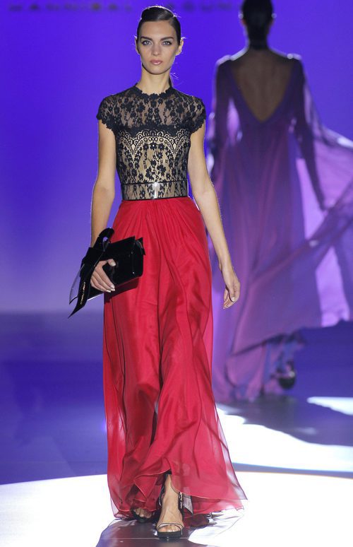 Vestido largo con cuerpo de encaje y falda de gasa con vuelo de Hannibal Laguna