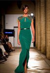 Vestido verde esmeralda con detalles de strass en los hombros y cinturón dorado de Iván Campaña