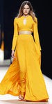 Vestido amarillo falda plisada con abertura en el pecho de Juanjo Oliva