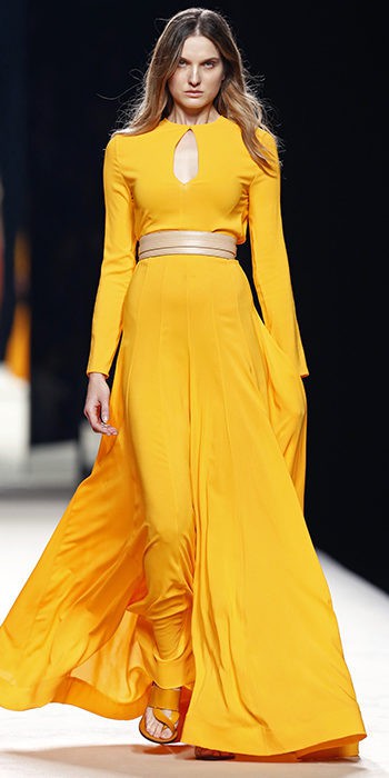 Vestido amarillo falda plisada con abertura en el pecho de Juanjo Oliva