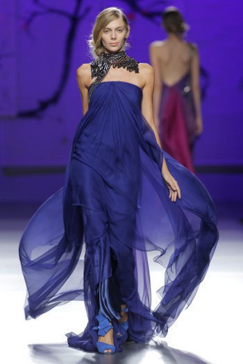 Vestido de gasa con vuelo y palabra de honor en azul de Ulises Mérida