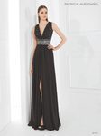 Vestido negro con cristales engarzados con falda plisada de Patricia Avedaño