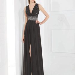 Vestido negro con cristales engarzados con falda plisada de Patricia Avedaño