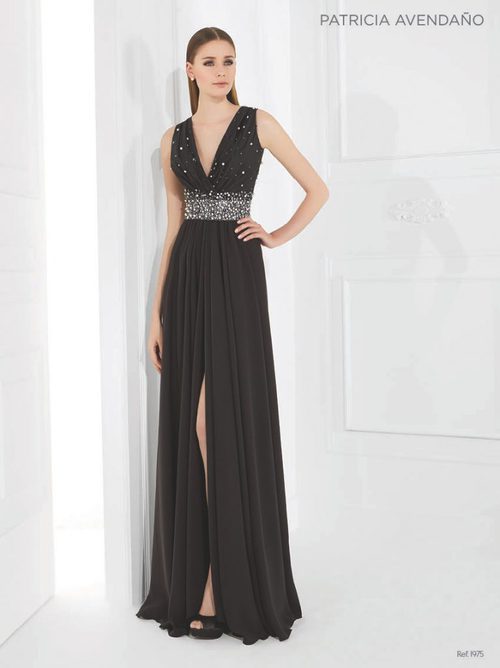 Vestido negro con cristales engarzados con falda plisada de Patricia Avedaño