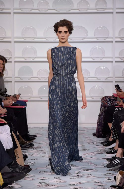 Vestido sin mangas con cintura remarcada y estampado con cubiertos de Schiaparelli