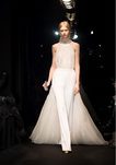 Conjunto dos piezas con pantalones lisos y cuerpo de tul con espalda escotada de Stephane Rolland