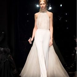 Conjunto dos piezas con pantalones lisos y cuerpo de tul con espalda escotada de Stephane Rolland