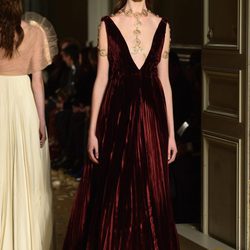 Vestido de corte princesa de tirantes y con falda plisada en terciopelo granate de Valnetino