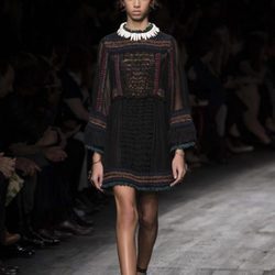 Vestido corto negro de manga larga en estilo étinico de Valentino
