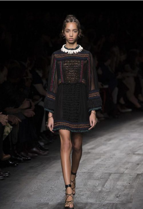 Vestido corto negro de manga larga en estilo étinico de Valentino