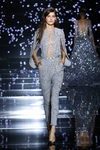 Mono largo en azul grisáceo con mangas acampanadas y estampado vegetal de Zuhair Murad