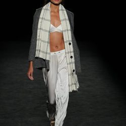 Bufanda de cuadros de TCN en la 080 Barcelona Fashion otoño/invierno 2016/2017