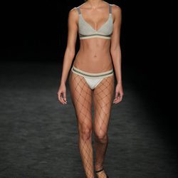 Joana Sanz con un conjunto lencero desfilando para TCN en la 080 Barcelona Fashion otoño/invierno 2016/2017