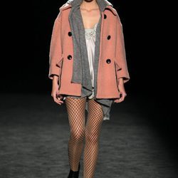 Rocío Crusset desfilando con abrigo rosa cuarzo para TCN en la 080 Barcelona Fashion otoño/invierno 2016/2017