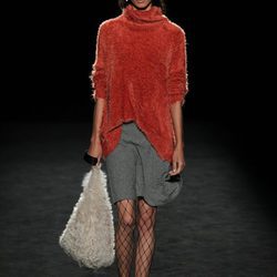 Jersey rojo de cashmere de TCN en la 080 Barcelona Fashion otoño/invierno 2016/2017