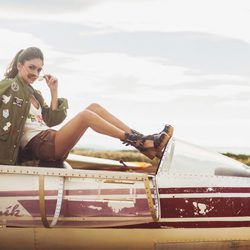 Lucía Rivera Romero con shorts marrones y chaqueta militar de la primavera/verano 2016 de Highly Preppy