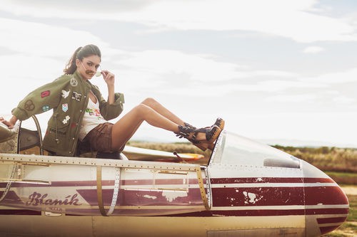 Lucía Rivera Romero con shorts marrones y chaqueta militar de la primavera/verano 2016 de Highly Preppy